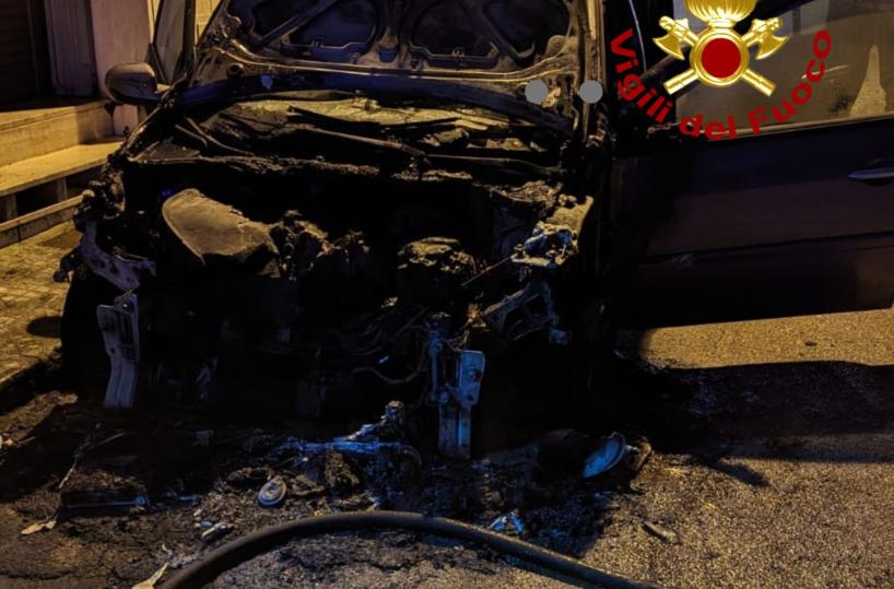 Tricase, a fuoco una Renault Clio nella notte, si indaga