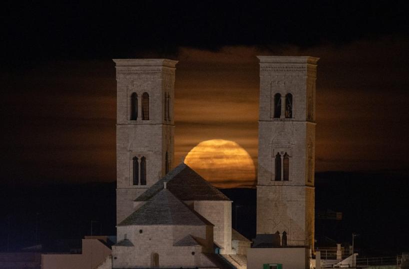 Molfetta, luna piena tra le torri del duomo: lo scatto ripreso anche in Germania
