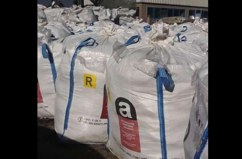  Taranto-Martina Franca, decine di sacchi di amianto abbandonati sulla strada 
