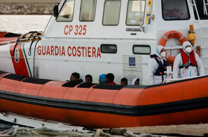 Soccorsi 450 migranti, l'intervento della Guardia Costiera a 100 miglia da Siracusa