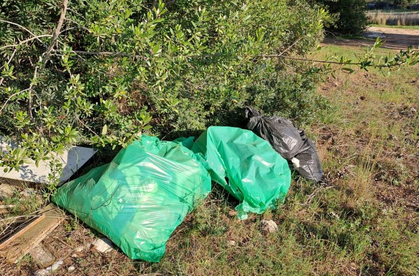Rifiuti abbandonati e incendiati a Lecce, due denunce