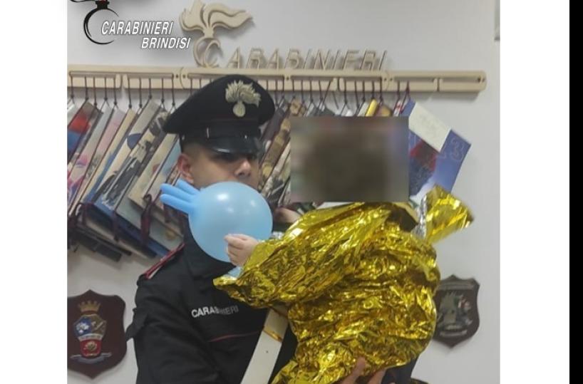 Carovigno, bimbo di 3 anni esce di casa da solo di notte: trovato dai cc