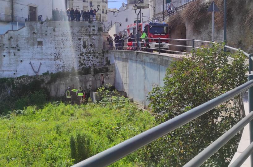 Ostuni, voleva foto panoramica ma cade dal ponte: turista ferito