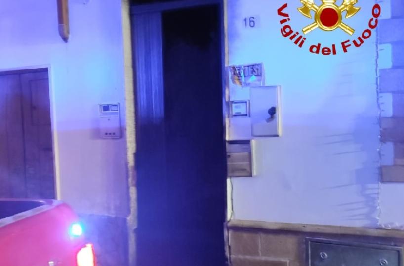 Leverano: portone in legno avvolto dalle fiamme nella notte