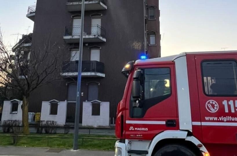 Ragazzino in bilico su una finestra al quinto piano: paura a Gallipoli