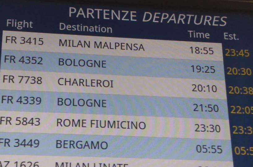 Brindisi, odissea in aeroporto: per 2 giorni di fila voli in ritardo e zero spiegazioni