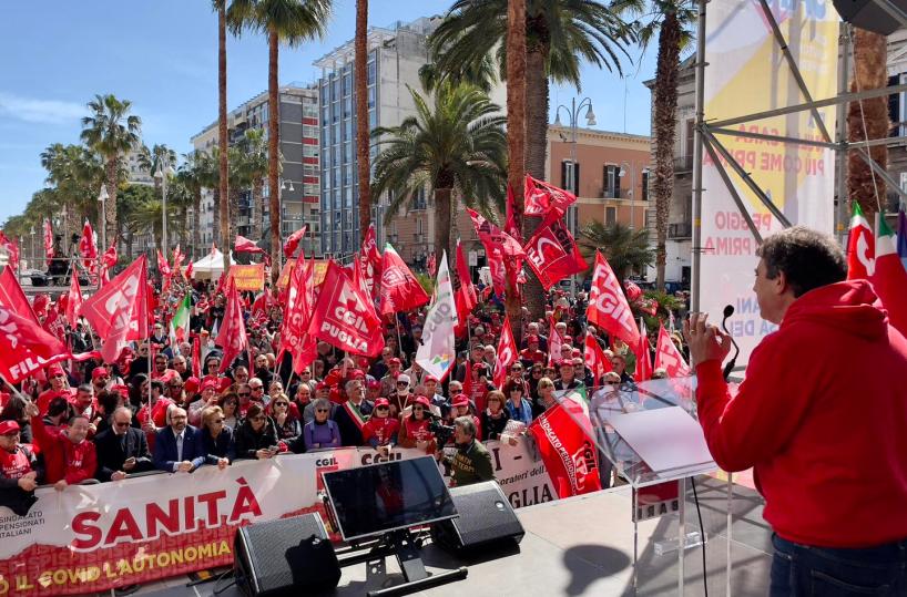 Bari, Cgil in piazza in difesa della sanità pubblica: «Regione non tagli su assistenza territoriale»