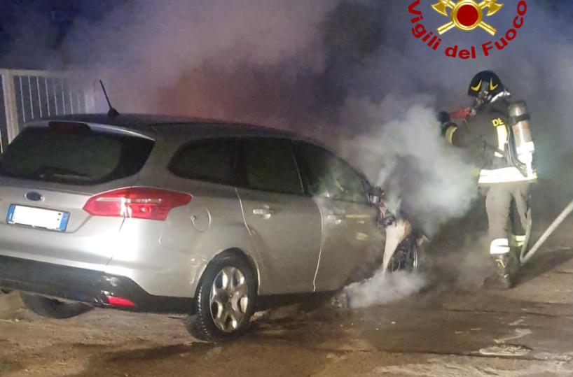 Sannicola, a Lido Conchiglie a fuoco una Ford Focus, indagini in corso