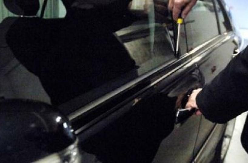 Ruffano, tentano di rapinargli l'auto, lui si oppone e gli sparano a un piede