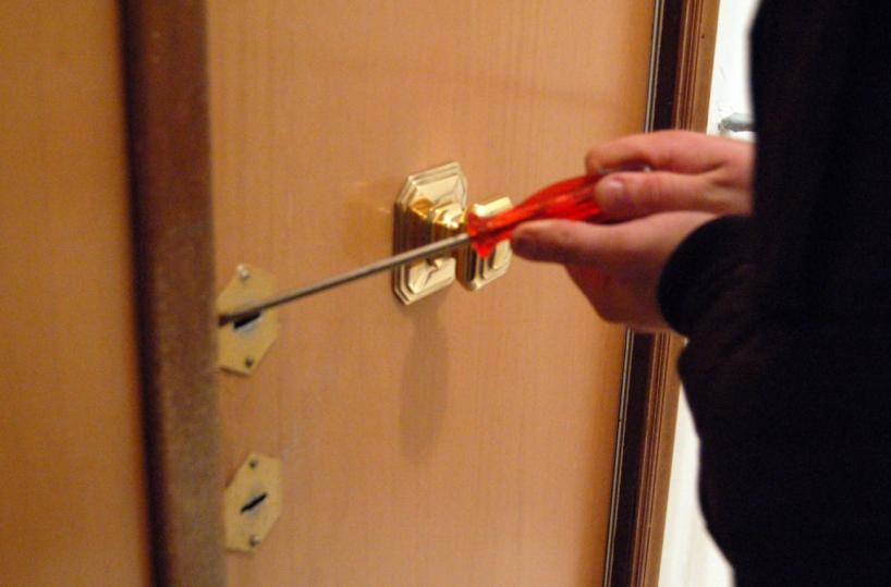 Squinzano: tentano di rubare alla scuola media, scatta l'allarme e si danno alla fuga