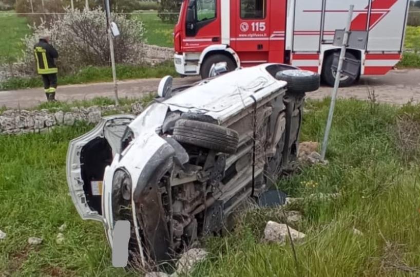 L'auto si ribalta sulla  Cisternino Ceglie: donna viva per miracolo