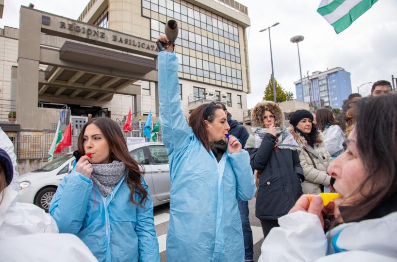 Potenza, «Da eroi a dimenticati», i precari Covid  chiedono la stabilizzazione
