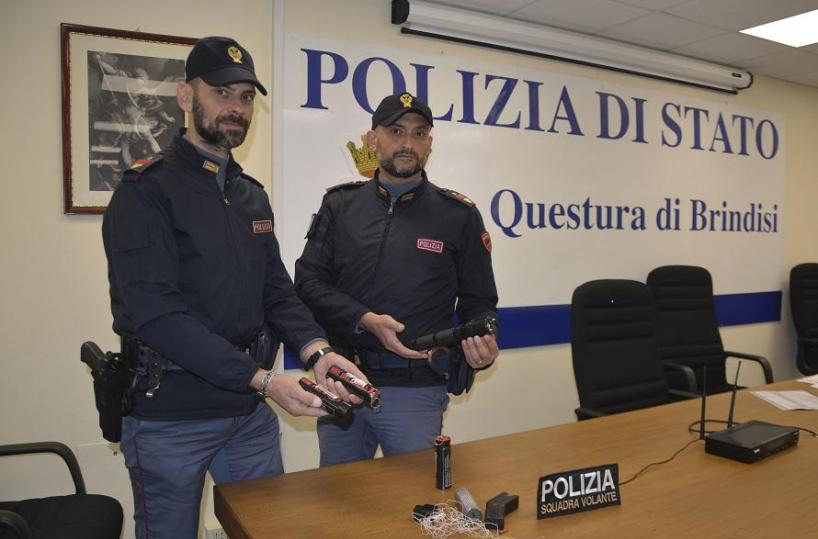 Brindisi, in tre in auto con due taser pronti all'uso: denunciati 