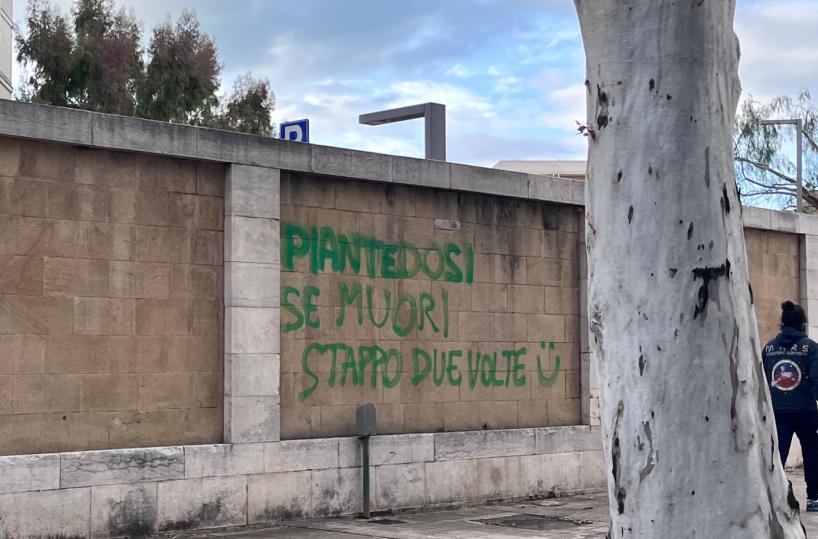 Bari, scritte contro il ministro Piantedosi sul muro del Policlinico 