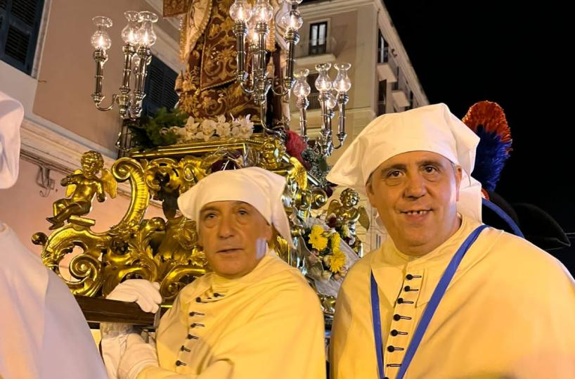 Taranto, quell’abbraccio dei confratelli per il Gonfalone di Girolamo