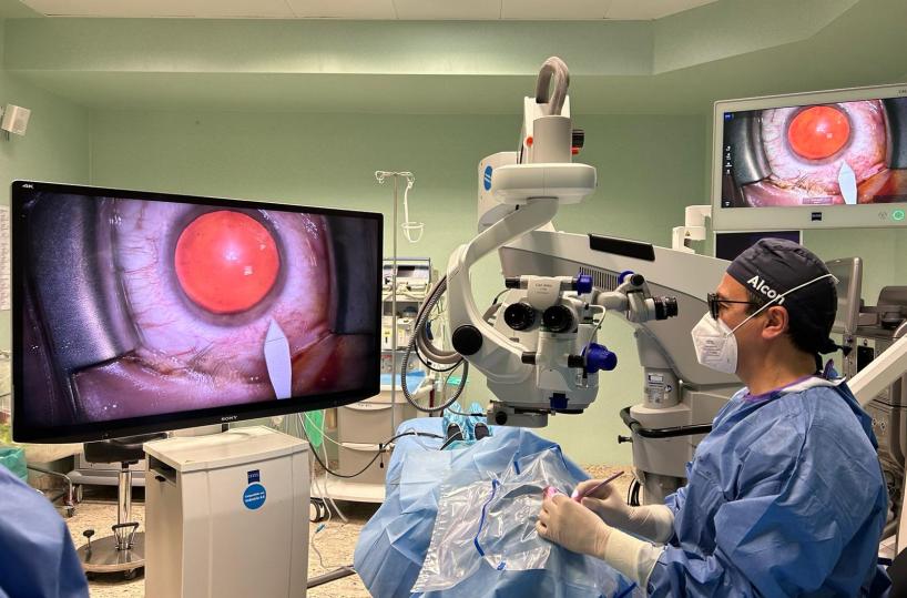 Altamura, oculisti in stage dal vivo: interventi alla retina in diretta dalla sala operatoria