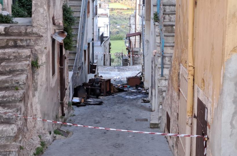 Tragedia nella notte a Cagnano Varano: 67enne muore carbonizzato nell'incendio del suo appartamento