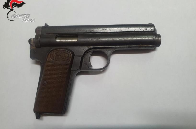 Manduria, litiga col padre e gli punta una pistola: arrestato