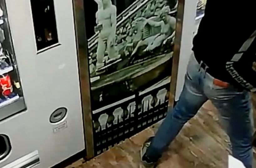 Barletta, è guerra ai distributori automatici: «Troppa illegalità regna negli “H24”»