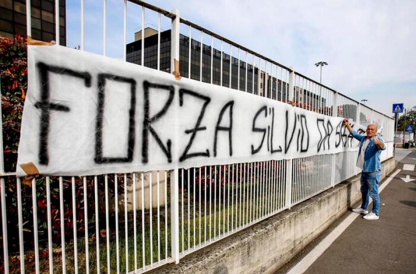 Nuovo striscione per Berlusconi, il «Forza Silvio» del potentino Sasà