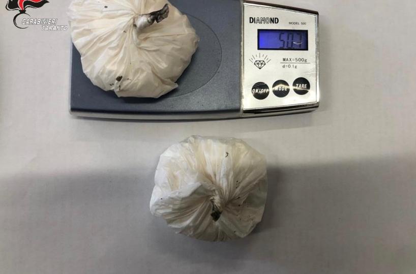 Taranto, sorpreso alla guida con un etto di cocaina in tasca: arrestato