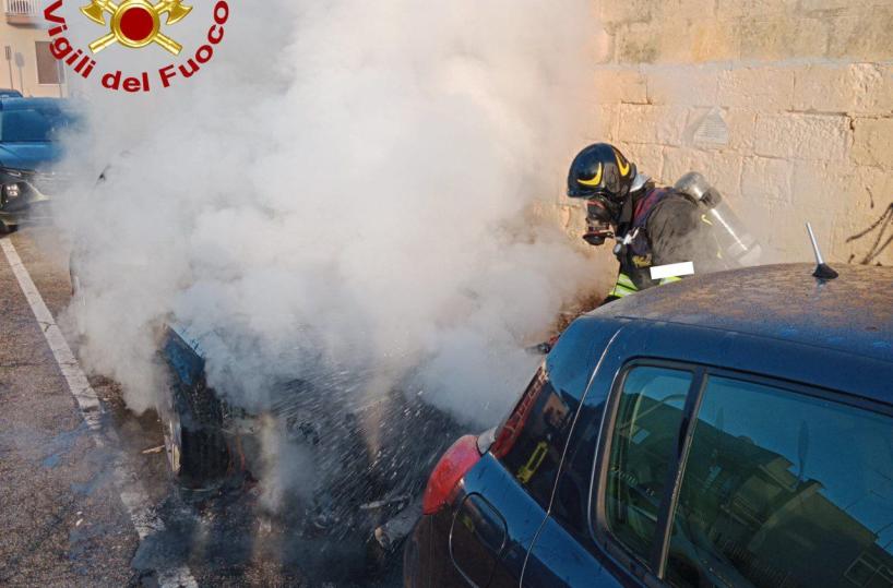 Lecce, mattina di fuoco: auto in fiamme in via Marcianò