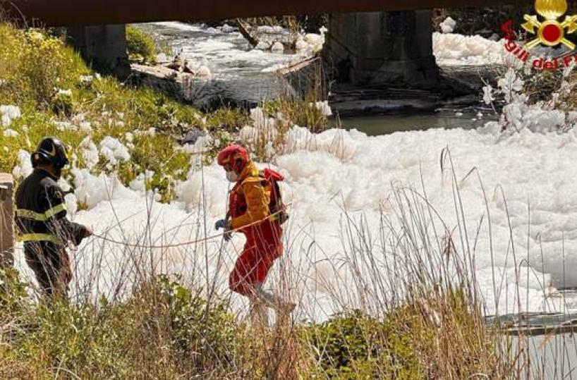 Potenza, schiuma bianca nel torrente Tora: è l'allarme inquinamento