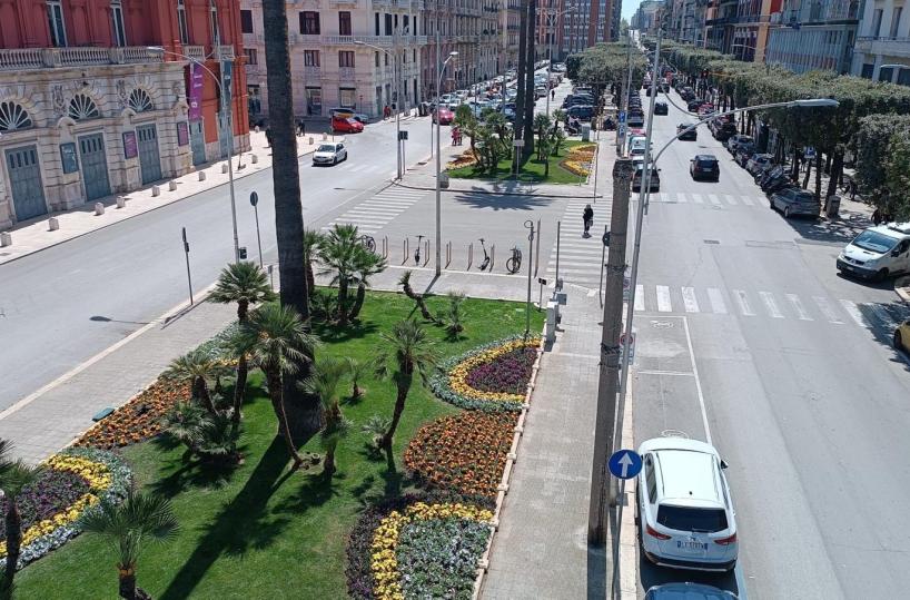 Bari, un suv  "sperona" una moto con a bordo due persone