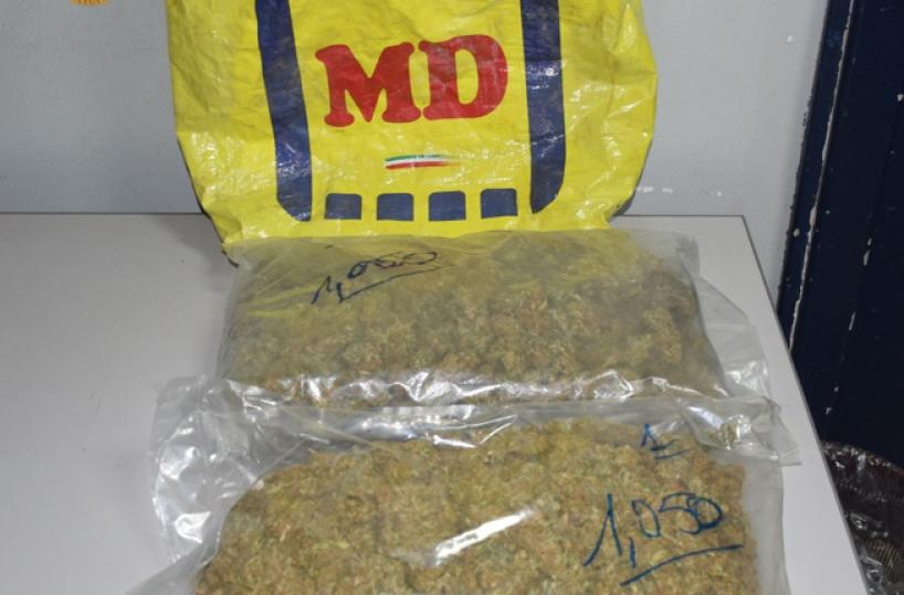 Lecce, in macchina con 2kg di marijuana nella busta della spesa: 34enne arrestato
