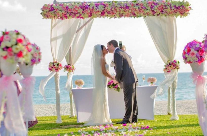 Lecce, matrimoni e unioni civili anche nei parchi e in riva al mare: ok dal Comune 