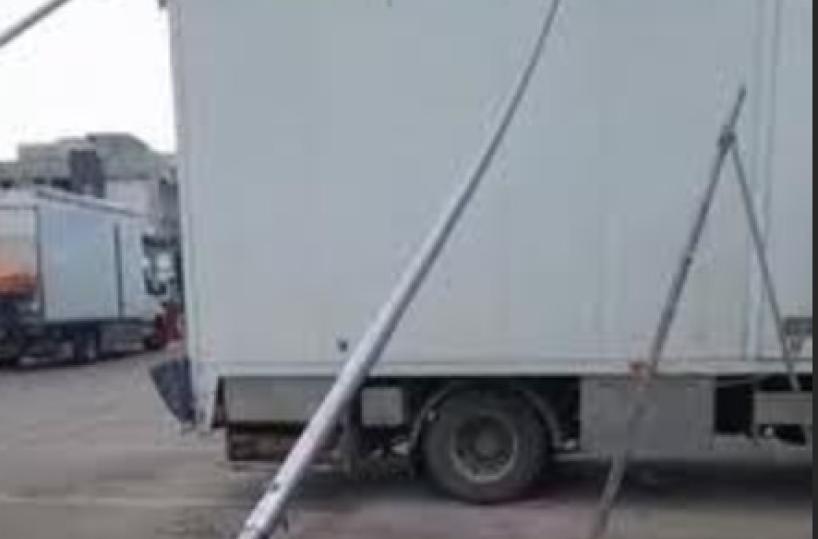 Paura a Foggia: tromba d'aria si abbatte su area mercatale, danni ai mezzi degli ambulanti