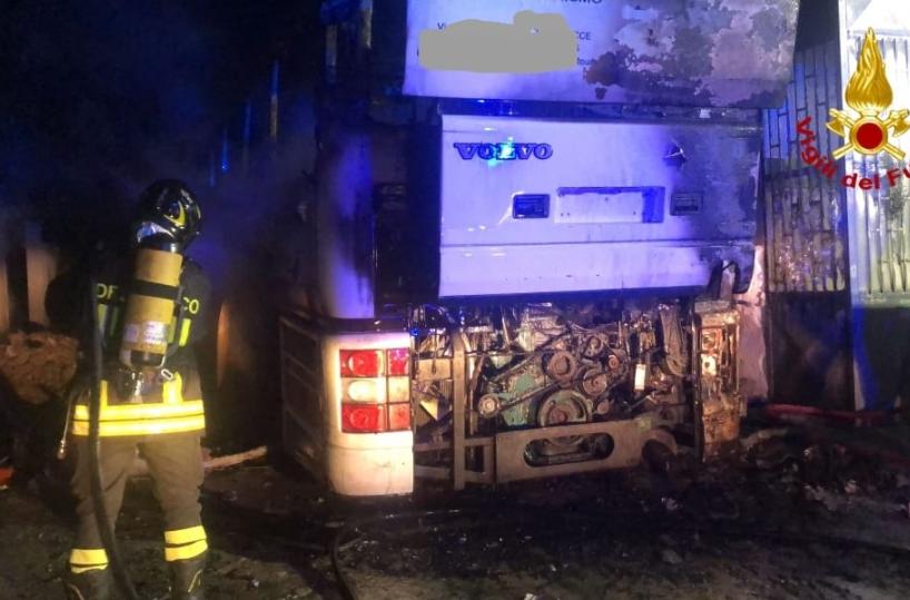 Pullman in fiamme all'interno di un'officina del Brindisino, indagano i Carabinieri