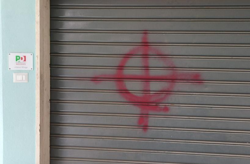 Potenza, atti vandalici contro sede regionale Pd: croci celtiche disegnate