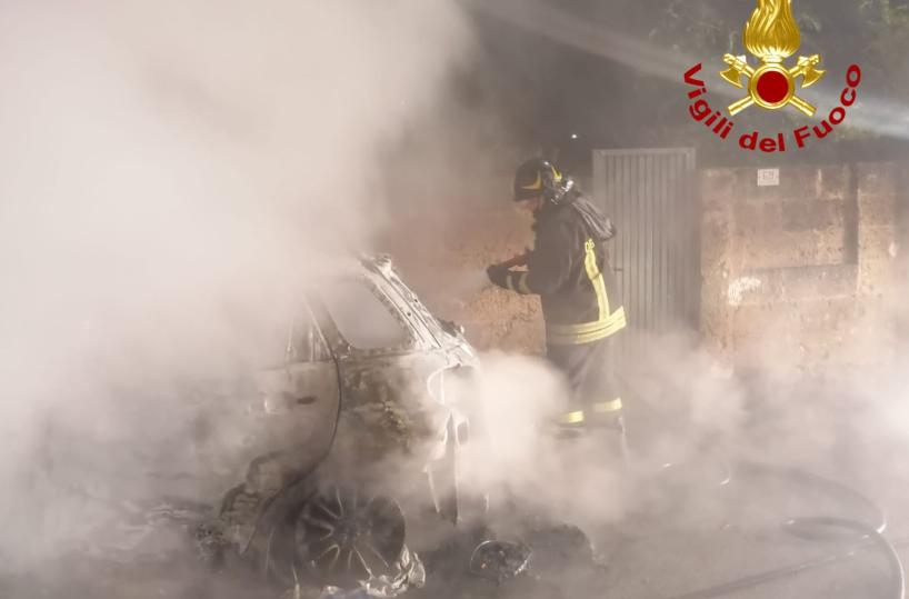 Melissano, rogo d'auto nella notte: distrutte una Bmw e una Fiat 500