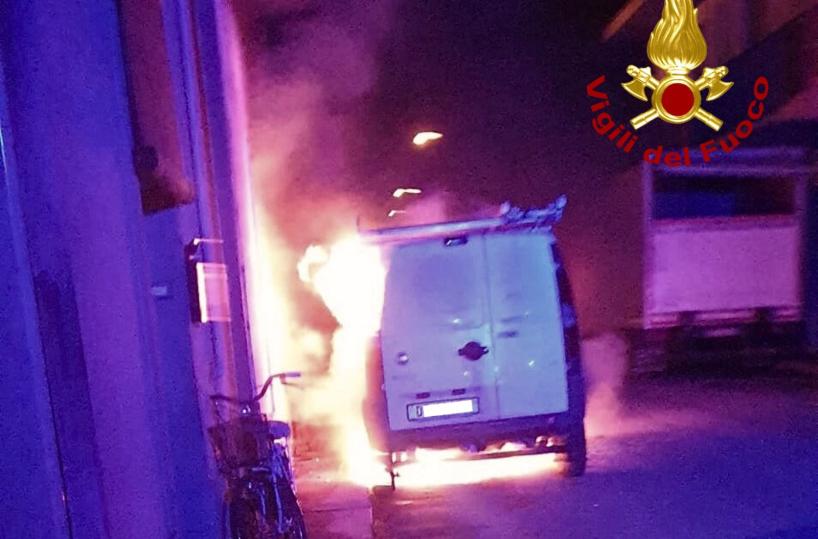 Aradeo, brucia un furgone Fiat Doblò in piena notte: indagano i carabinieri