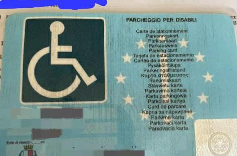 Bari, finge di perdere pass auto disabili per averne due: denunciato un uomo