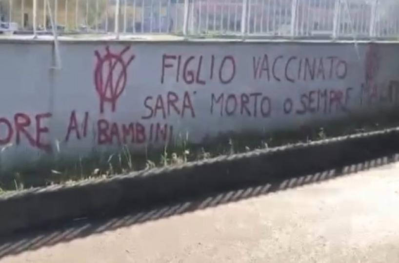 Lequile, scritte «no vax» sul muro dell’istituto scolastico Montessori