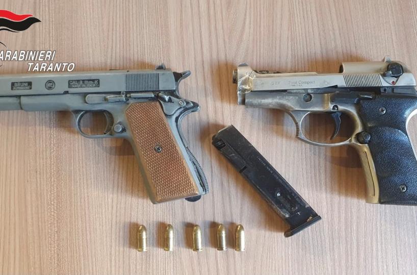 Taranto,  in casa pistole modificate pronte a far fuoco: in due ai domiciliari