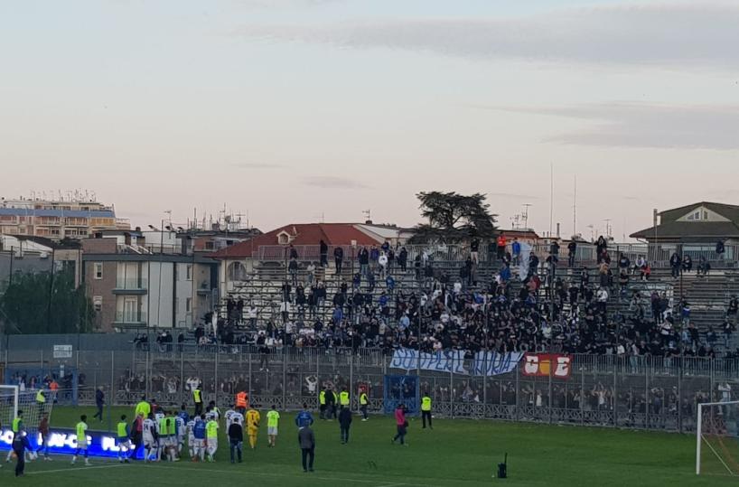 Andria sconfitta 2 a 1 a Latina e retrocessa in serie D: calciatori in lacrime 