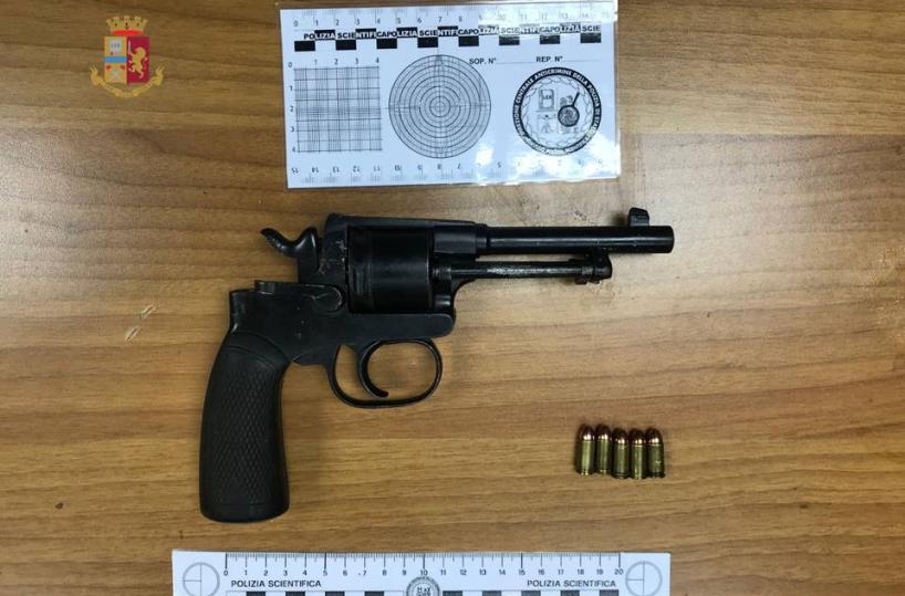 Taranto, 28enne in strada con una pistola pronta a sparare: arrestato 
