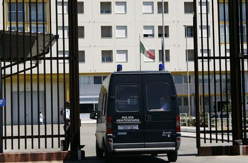  Lecce,  un detenuto ritrovato ad usare lo smartphone in carcere 