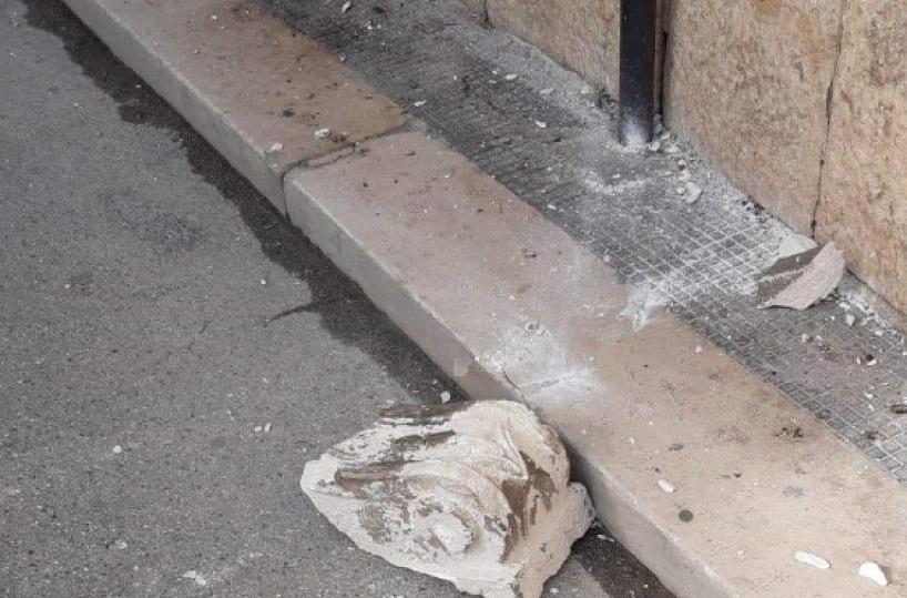 Giovinazzo, crollo dal balcone dell’Istituto Vittorio Emanuele II,  «Tragedia sfiorata»
