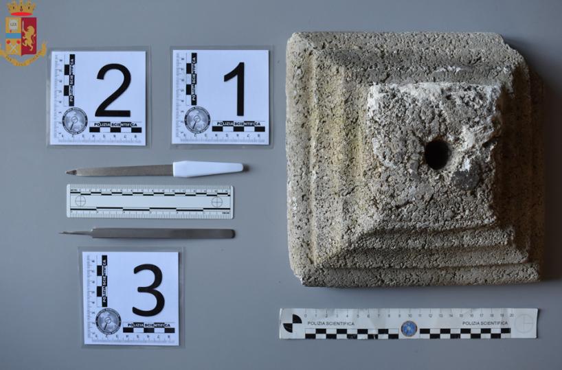 Galatina, lancia oggetti in cemento dal balcone dopo liti con i vicini: arrestato