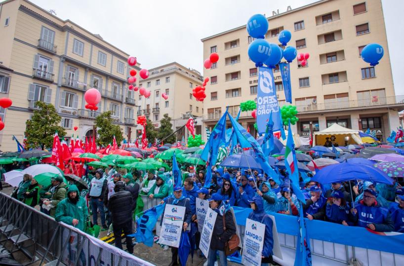 Potenza, «Fondata sul lavoro»: al via la manifestazione di Cgil Cisl Uil