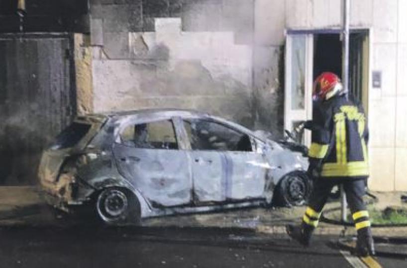 Auto in fiamme nella notte a Margherita di Savoia, ingenti i danni