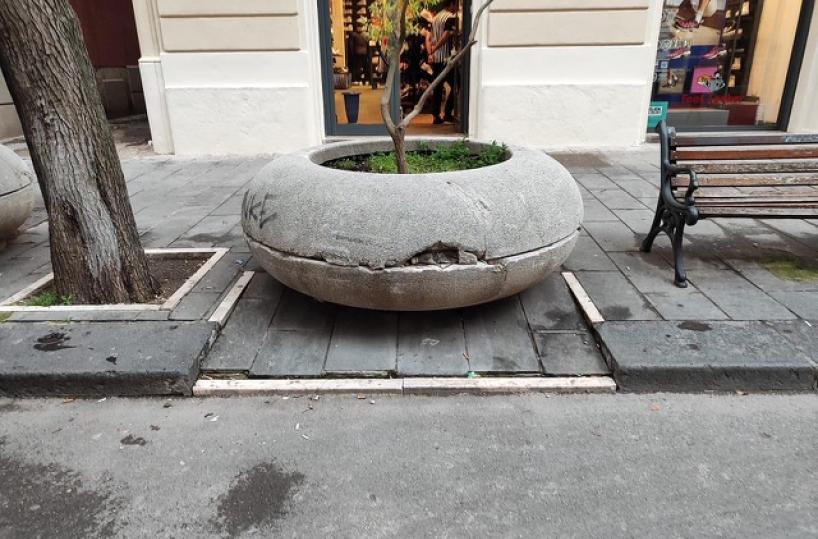 Foggia, la fioriera dove la metto? Sullo scivolo per le carrozzelle dei disabili