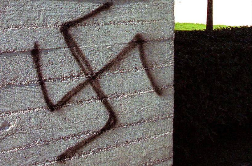 Svastiche sui muri di Mesagne: tre minorenni finiscono nei guai