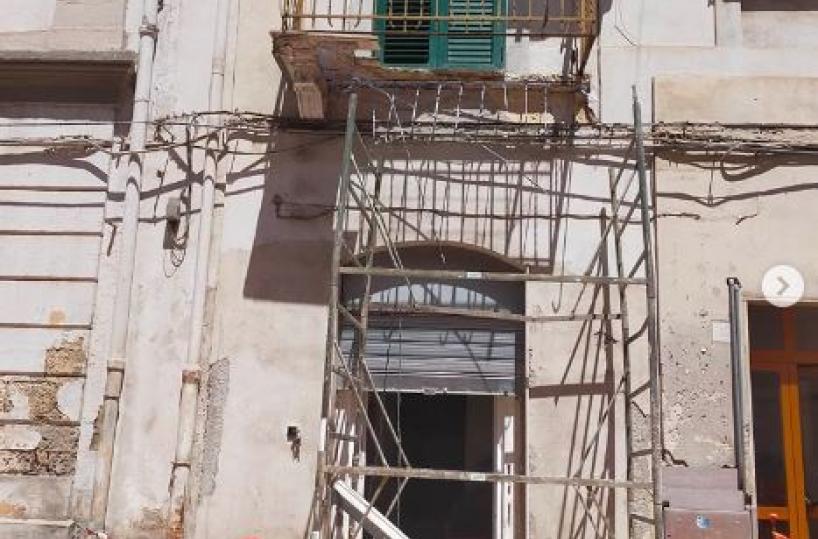 Taranto, crolla un balcone in via Oberdan: tragedia evitata