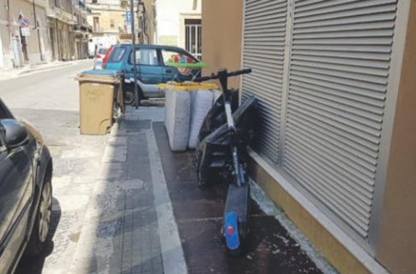 Brindisi, tra le vie Mazzini e Masaniello il solito abbandono di rifiuti