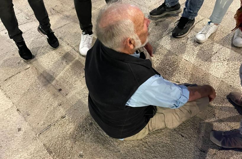 Bari, turista americano cade e sbatte la tempia: «Quanto mi costerà l'intervento?»